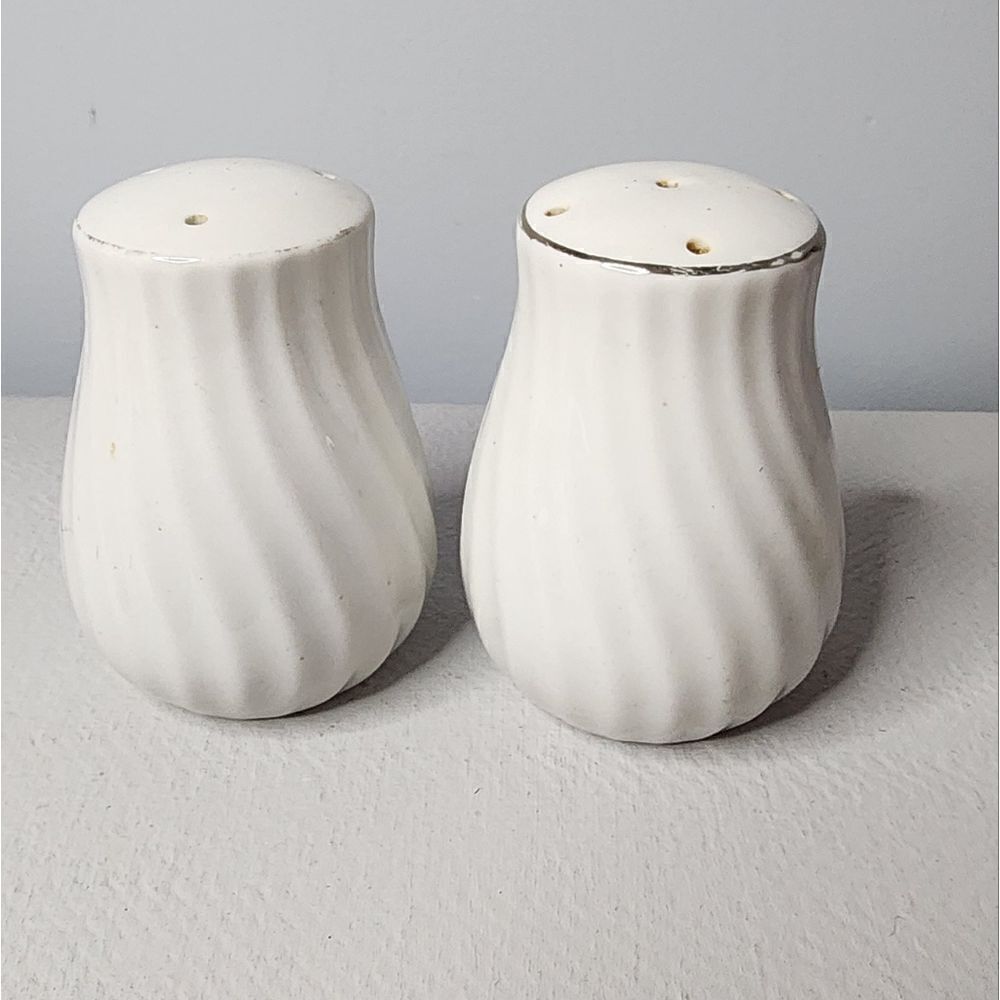 Salt Pepper Shakers White Gold Trim Swirl Ridges 3.5” Tall